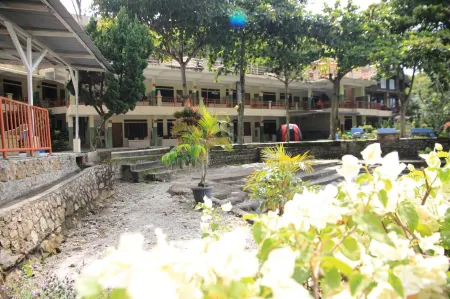 Pandu Lakeside Hotel Parapat Отели рядом с достопримечательностью «Pantai Bebas Parapat Danau Toba»