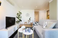 Kozyguru Docklands Modern 1 Room Unit - balcony