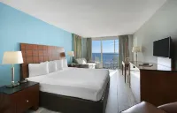 Crown Reef Beach Resort and Waterpark Hôtels à : 