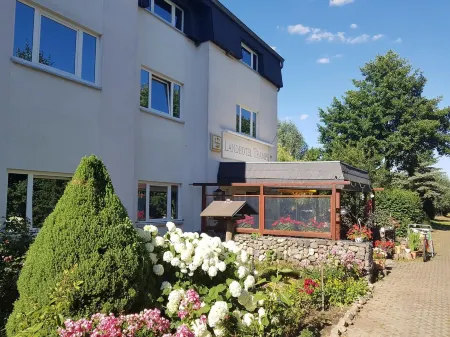 Landhotel Trampe Отели в г. Бриц