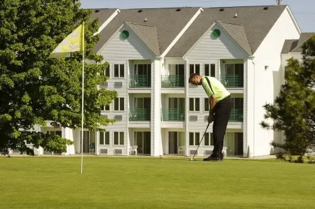 Lakeview Hills Country Club & Resort Отели в г. Порт Санилак