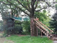 Cabane Dans les Arbres - le Nid Dans le Chêne Hotels in Saint-Thomas-de-Courceriers