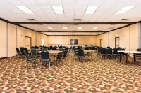 Ramada by Wyndham Birmingham Airport Отели в г. Фултондейл