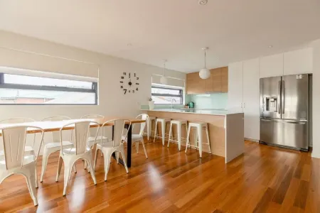 Kangaroo Bay Apartments Отели рядом с достопримечательностью «The Peter Rabbit Garden»