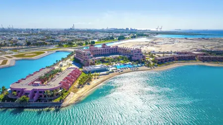 Kempinski Hotel & Resort Sariya Yanbu Отели рядом с достопримечательностью «Yanbu Al-Bahr Beach»