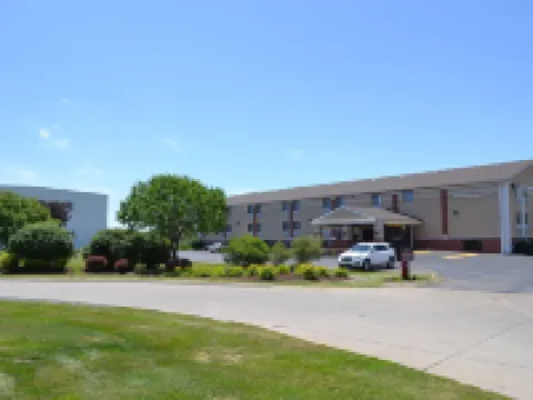 Countryside Inn & Suites Omaha East-Council Bluffs IA Hotels in Lewis