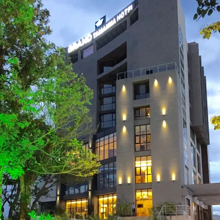 Grand Tamanna Hotel Отели в г. Хинджавади