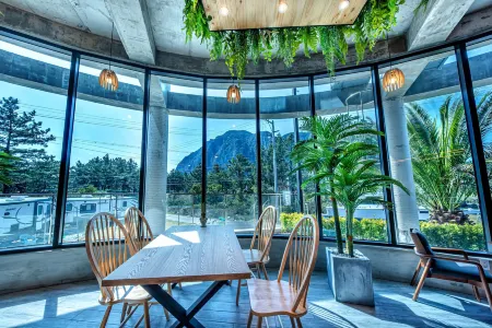 Ocean Brick Poolvilla Отели рядом с достопримечательностью «Привет, остров Китти»