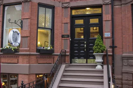 Newbury Guest House Отели рядом с достопримечательностью «Арнолд Арборетум оф Гарвард Юниверсити»