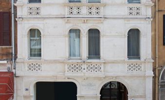 Borgoleoni 18 - Room and Breakfast