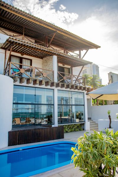 屋外プール ホテル ブルマの写真