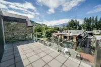Nomads Queenstown Hostel - con vista montagne
