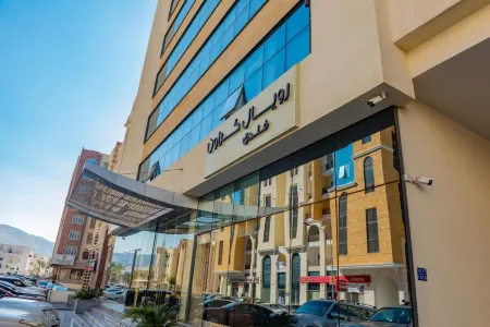 Royal Crown Hotel Отели рядом с достопримечательностью «Qurum Beach»