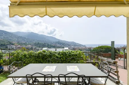 Joivy Inviting Flat with Garden and Sea View in Rapallo