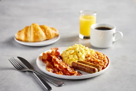 Holiday Inn Express & Suites Aurora Отели рядом с достопримечательностью «Орора Коммьюнити Арборетум»