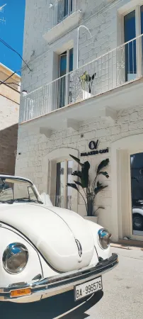 Palazzo CAVÌ Отели рядом с достопримечательностью «Greetings from Mola di Bari»