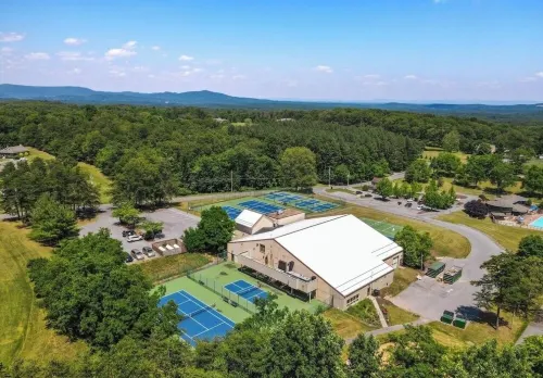 Two King Beds, Cozy Chalet Style Cabin in the Woods Resort, Lvl 1 EV