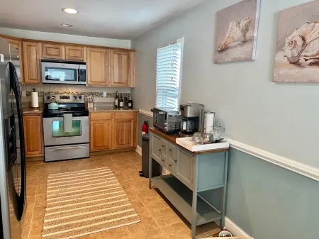 Beautifully Renovated 1st Floor Condo - Walk to Beach - Sleeps up to 8 Отели в г. Бригантин