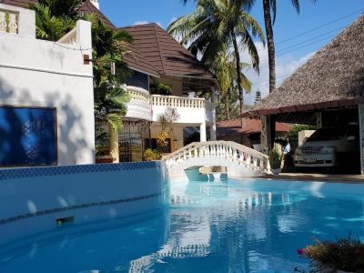 4 Bed Villa - Sleeps 8 - Pool - Garden - Parking