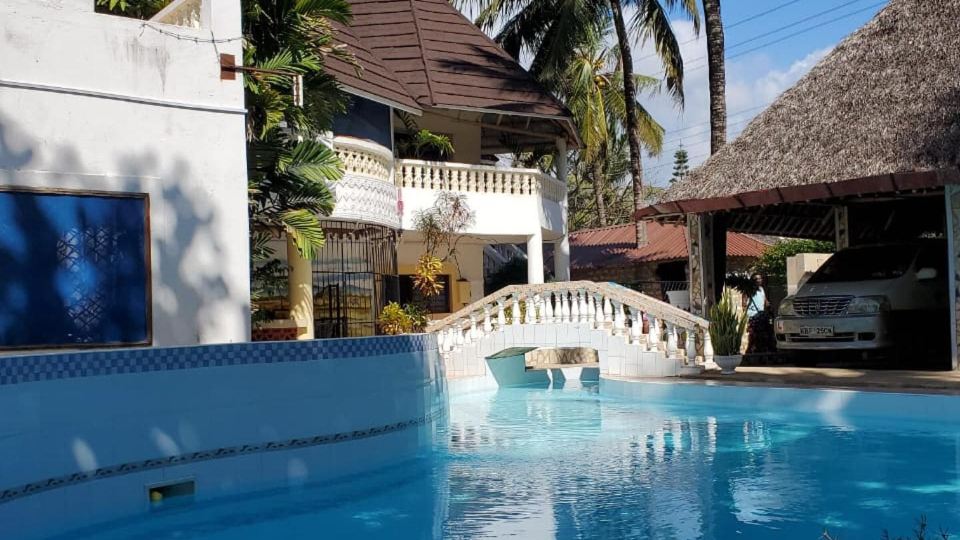 4 Bed Villa - Sleeps 8 - Pool - Garden - Parking