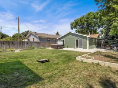 Downtown Windsor Home With Hot Tub & Pool Table Hotels in Windsor