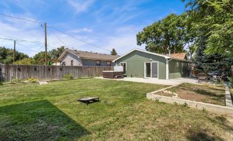 Downtown Windsor Home With Hot Tub & Pool Table