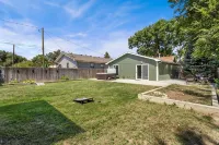 Downtown Windsor Home With Hot Tub & Pool Table Отели в г. Виндзор