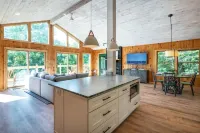 Pet-friendly Hot Tub Soaker Tub Grill Full Kitchen