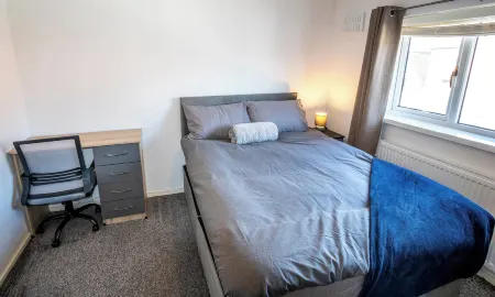 3 Bed Home - Sleeps 8 - Stoke City fc - Parking Отели рядом с достопримечательностью «The Excel Academy»