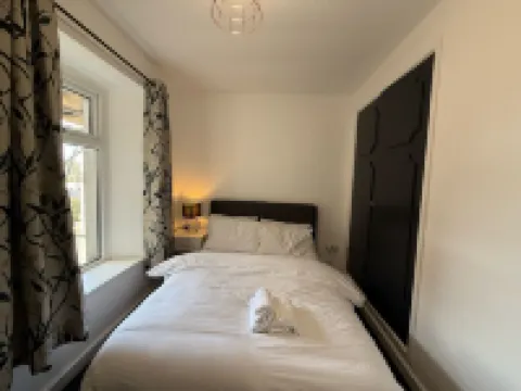 Cozy Retreat in Bridgend with 4 Bedrooms Hotels in Bridgend