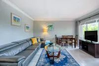 Walkable beach getaway with fast WiFi & full kitchen - snowbird & dog-friendly