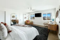 Pickleball Court and Hot Tub - Stunning Outdoor Oasis Hotels in Pioneertown