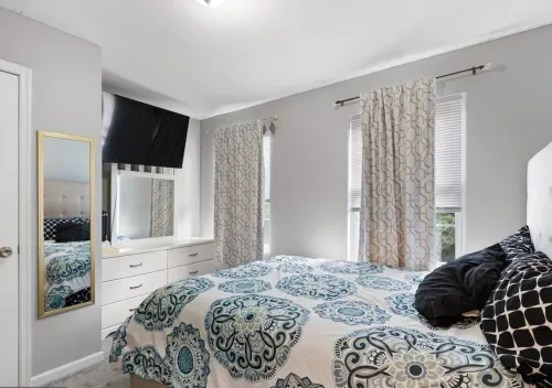 3-bedroom townhome in peaceful Wilmington with AC, WiFi. Enjoy your stay