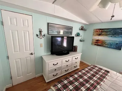 Cozy 2-bedroom in lovely Holiday a family and pet friendly home Hotels near Key Vista Nature Park