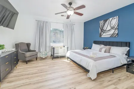 Spacious 4-bedroom house with Pool, Fun BackYard & Amazing Game Room Отели рядом с Аэропорт Медоус Филд