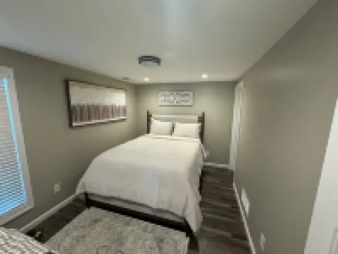 Charming 1-bedroom house with river view in Henderson.