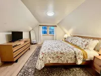 Zeus's Landing at Cottages of Maine Gradual beachfront, King Beds, Dog Friendly