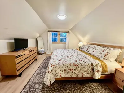 Zeus's Landing at Cottages of Maine Gradual beachfront, King Beds, Dog Friendly