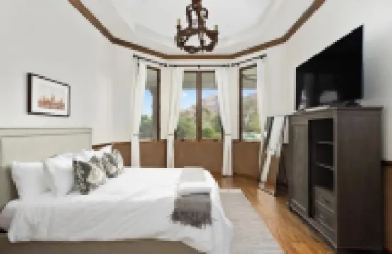 Casa de Camelback, Views & Location!