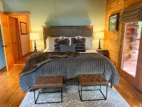 Cozy Mountain Hideaway + Hot Tub + Mins to Downtown Dahlonega