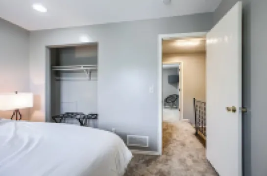 The Teal Townhouse Near KU Med and Central to Many KC Landmarks/Attractions