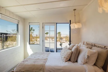 Casa Del Desierto—Private Boho Oasis with Palm Trees, Hot Tub, Fire Pits Отели рядом с достопримечательностью «Национальный парк Десерт Институт эт Джошуа Три»