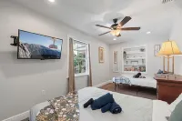 Luxury Hideaway - Lakefront - Mini Golf, Pool + More! Hotels in Seffner