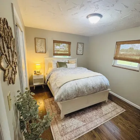 Luxury Home w/private Pool, Mt Views, 85” Roku Movie Room, Arcade, & King Bed!
