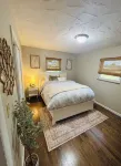 Luxury Home w/private Pool, Mt Views, 85” Roku Movie Room, Arcade, & King Bed!