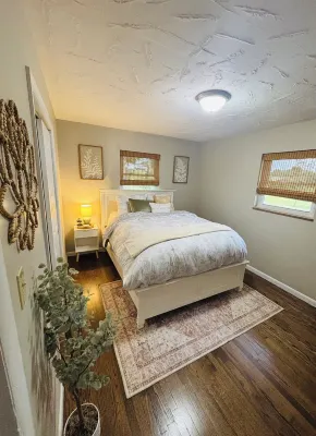 Luxury Home w/private Pool, Mt Views, 85” Roku Movie Room, Arcade, & King Bed!