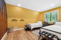 Modern A-Frame near many wineries and activities: fire pit, King beds, & more! Hotels in Hector