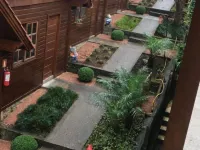 Chalés dos Pássaros Hotels near Wax Museum