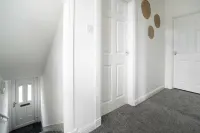 Free Parking - 2 Bedroom Flat Hotels in Wishaw