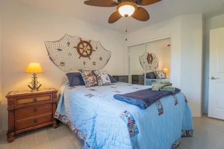 Large oasis backyard with Hot Tub, misters & built in BBQ Grill. 3B2B Southside